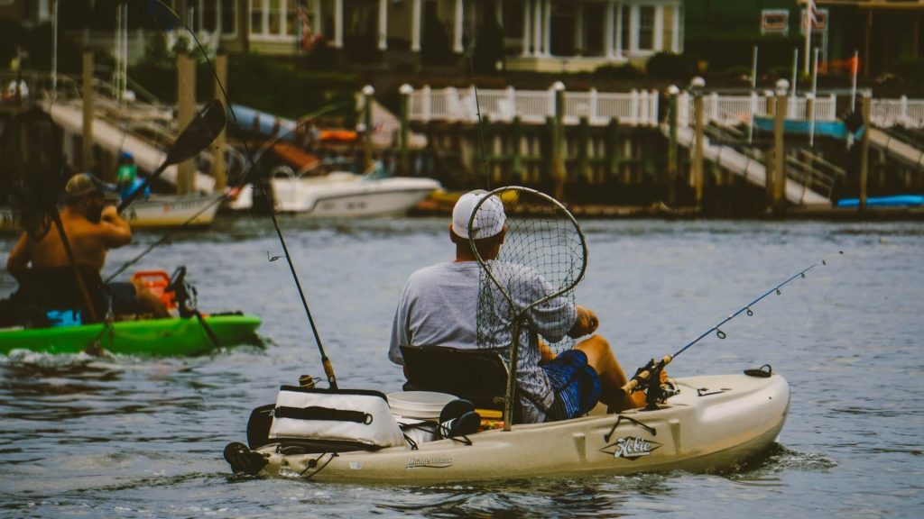 Un hombre en kayak a punto de salir a pescar